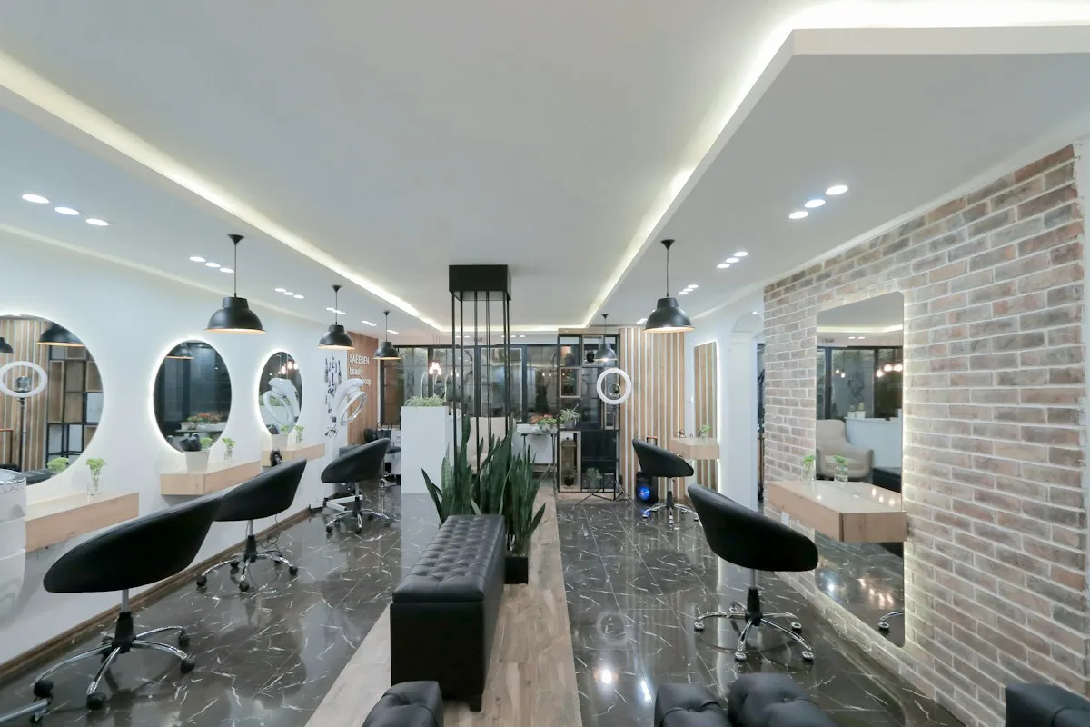 Không gian salon hiện đại với ghế cắt tóc và gương tròn